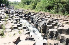 在嘉莱省发现一条独特的古石溪