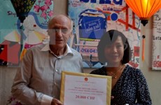 在瑞士越南人和企业向越南新冠疫情防控基金捐款