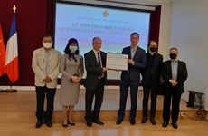 旅居法国越南人和法国朋友为越南新冠疫苗基金会捐赠2万欧元