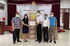 新冠肺炎疫情：向旅居老挝越南人捐赠2万只口罩