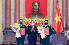  越南国家主席阮春福向国防部领导授予大将和上将军衔