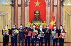 越南国家主席阮春福向2021-2026年任期政府成员颁发任命书