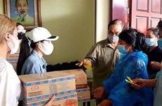 向旅居柬埔寨西哈努克省越南人送上慰问品 助力渡过疫情难关