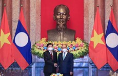 国家主席阮春福对老挝进行正式友好访问：彰显越南对老挝的鼎立和全方位支持