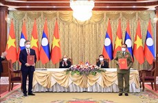 越南向老挝公安部授予多枚最高荣誉勋章