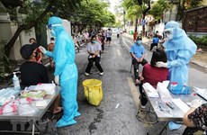 8月18日至20日河内市为13组高危人群进行新冠检测