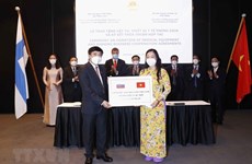 越南国会主席王廷惠出席防疫物资和医疗设备交接仪式和部分合作协议签字仪式