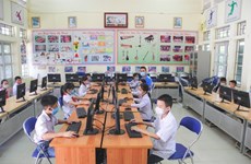 越南企业继续助力“为学生提供互联网和电脑”项目