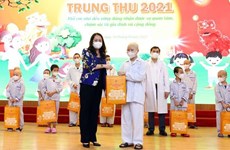 越南国家副主席武氏映春中秋节期间开展病患儿童慰问活动