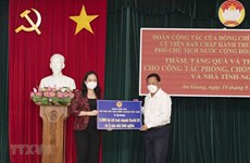 越南国家副主席在安江省开展疫情防控慰问工作