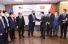 国家主席阮春福出席Vingroup集团与美国各合作伙伴之间的合作协议交换仪式