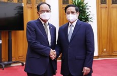 越南政府总理范明政会见韩国驻越南大使朴能运