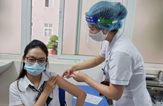胡志明市紧锣密鼓开展12至17岁人群新冠疫苗接种工作