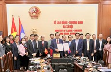 越南与老挝在劳务和社会福利领域进行合作