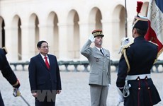 法国转型与公共服务部部长艾米莉·德·蒙特查林主持仪式  欢迎越南政府总理范明政访法