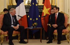 越南政府总理范明政会见法国参议院议长