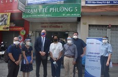 美国协助越南胡志明市在新冠疫苗接种点进行结核病筛查