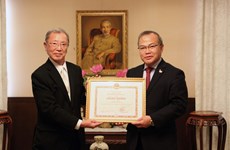 日本绘画收藏家荣获越南外交部颁发的荣誉证书