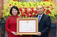 越南国家主席向原国家副主席邓氏玉盛授予一等独立勋章
