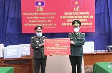 越南广平省边防部队向老挝甘蒙省边防部队捐赠医疗物资