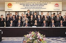 越南政府总理范明政与日本数字化转型大型集团领导人进行交谈