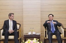 越南国会主席王廷惠会见亚洲开发银行驻越首席代表杰富瑞