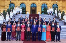 越南国家主席阮春福向26位外交人员授予大使衔