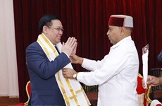 越南国会主席王廷惠会见印度卡纳塔克邦总督塔瓦尔