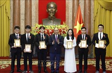 国家主席阮春福向获得国际大奖的学生授予劳动勋章