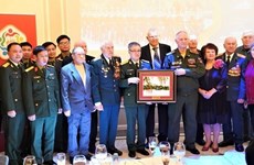 旅俄圣彼得堡市越南人对俄罗斯援越军事专家表达感恩