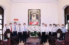 胡志明市领导人在圣诞节和新年之际走访慰问天主教界人士