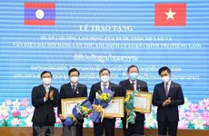 老挝向越南干部和专家授予劳动勋章