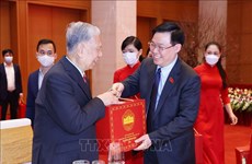 国会主席王廷惠在春节前夕会见历届国会原领导并向他们致以新春祝福