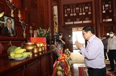 越南政府总理范明政上香缅怀已故政府领导人