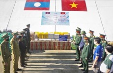 承天顺化省军事指挥部为老挝人民提供大米和必用品