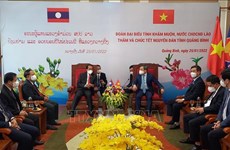 老挝甘蒙省领导向越南广平省领导拜年