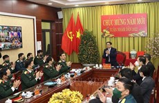 越南政府总理范明政向防控空军军种拜年并视察工作