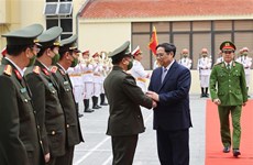 越南政府总理范明政向人民公安力量拜年