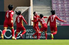越南国家主席阮春福向国家女子足球队颁授劳动勋章