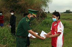 坚江省向柬埔寨边境地区儿童授予助学金