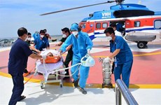 175号军医院及时将长沙岛上一名呼吸衰竭病人转运上岸就医
