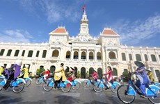 胡志明市举行“我爱越南奥黛” 大巡游活动