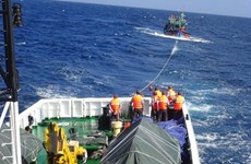 渔业监察船成功拖拉海上遇险渔船安全靠岸
