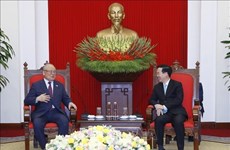 越共中央书记处常务书记会见日本越南友好议员联盟特别顾问