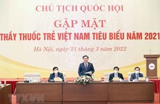 越南国会主席王廷惠会见2021年越南青年医师典范代表