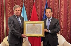 越南向原阿根廷驻越大使授予友谊勋章