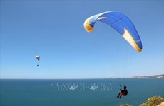 平顺省独特刺激的滑翔伞吸引诸多游客 