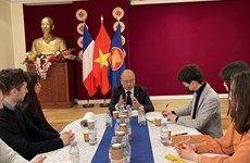 法国政治科学大学生深入了解越南与法国和欧盟之间的关系