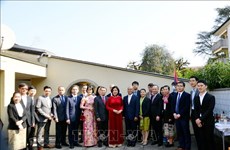 越南常驻瑞士代表团与老挝朋友共庆老挝传统新年
