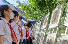 越南国家统一47周年：《V区战场记画》流动画展开幕式在岘港举行